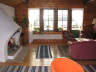  Wohnzimmer mit Kamin und Fenster in Richtung See.